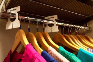 How to Organize Hanging Clothes in the Closet