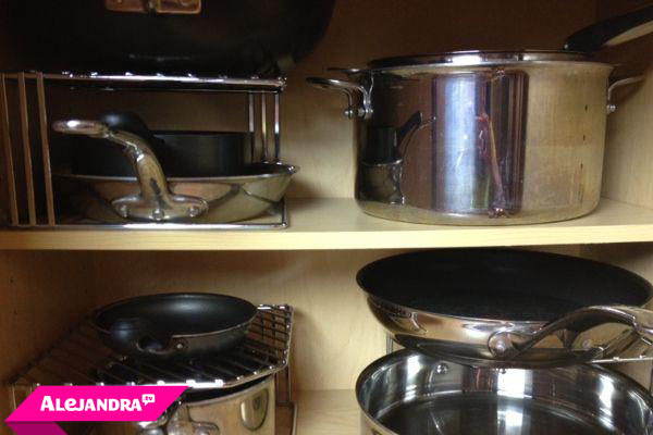 Double-shelf organizers aren't just for plates & dishes. Use them to keep your pots & pans #organized, accessible, and quiet! #AlejandraTV