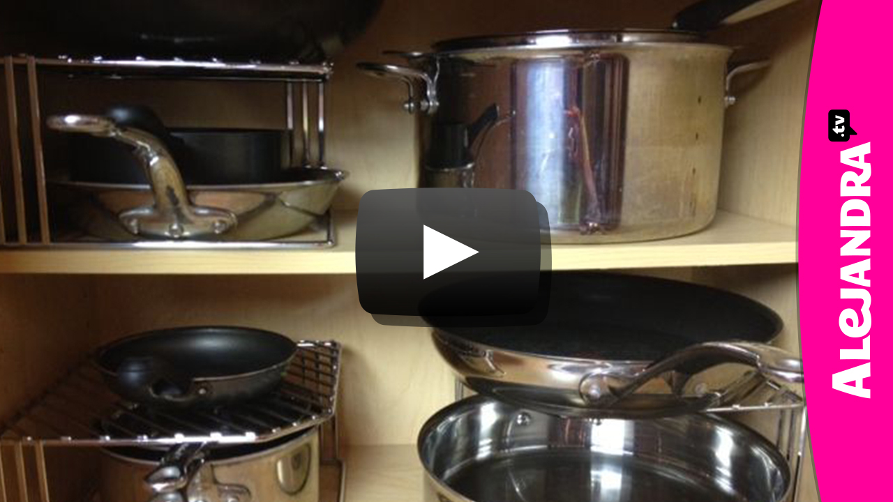 Kitchen Organization - Pots & Cast Iron Pans - Remodelando la Casa