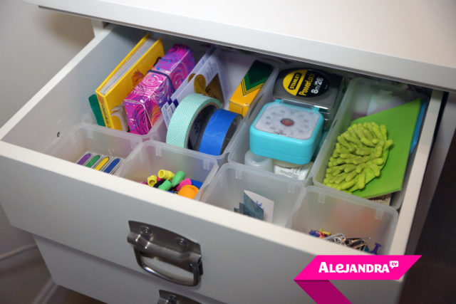 Cheap Desk Drawer Organization Ideas: Use dollar store utensil organizers to keep your office supplies organized #AlejandraTV