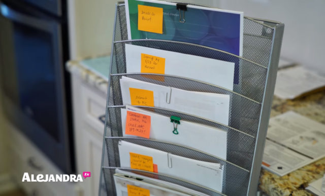 Keep Actionable Papers and Bills Organized with Clear & Simple Notes.