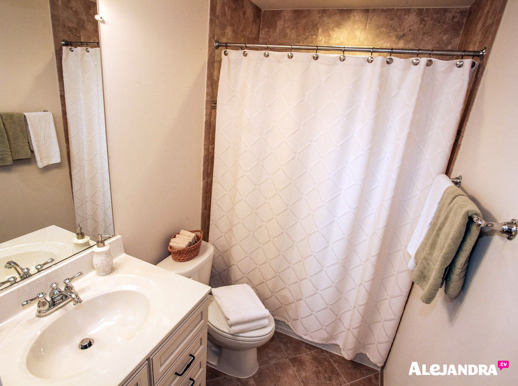 [VIDEO] Guest Bathroom Organization Ideas & Tour