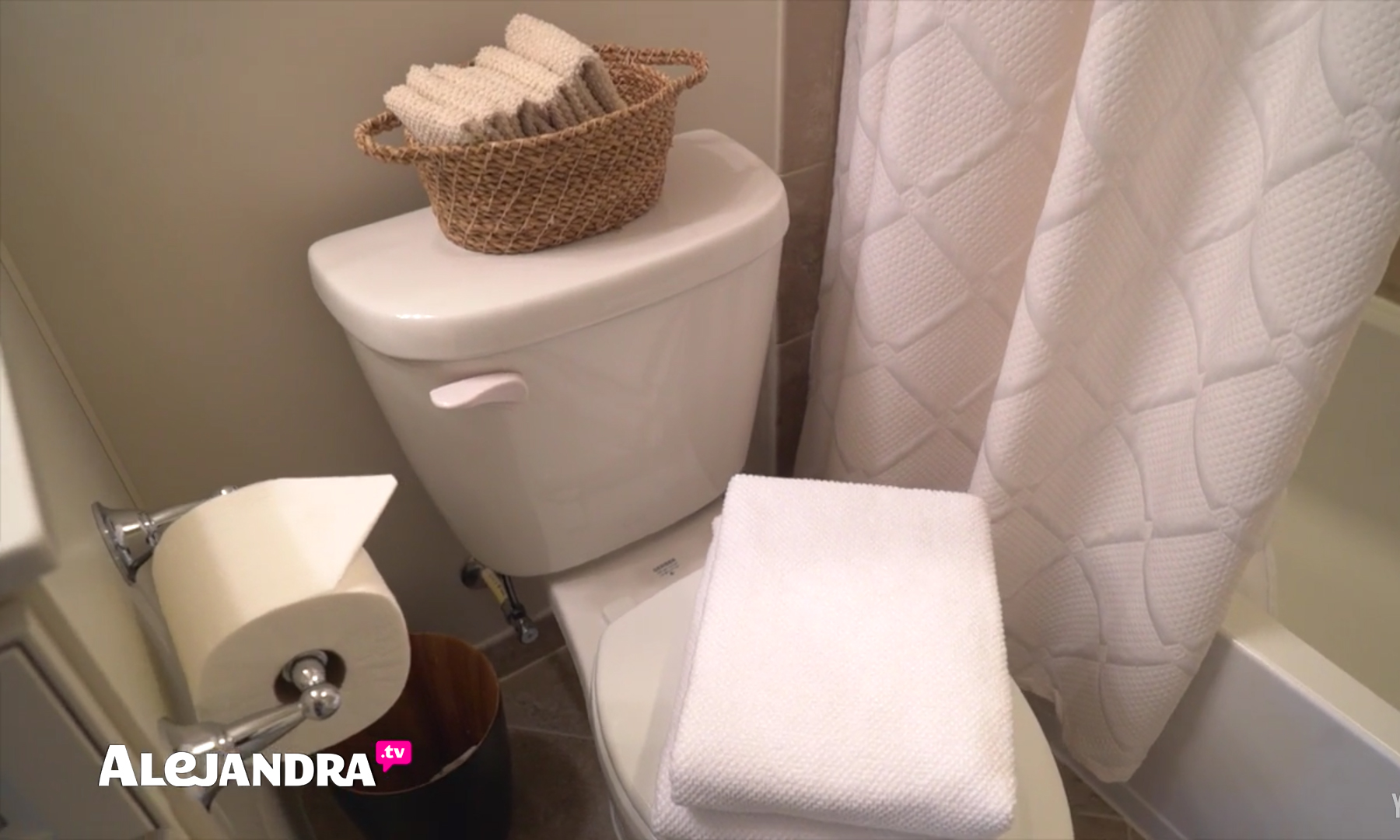 [VIDEO] Guest Bathroom Organization Ideas & Tour